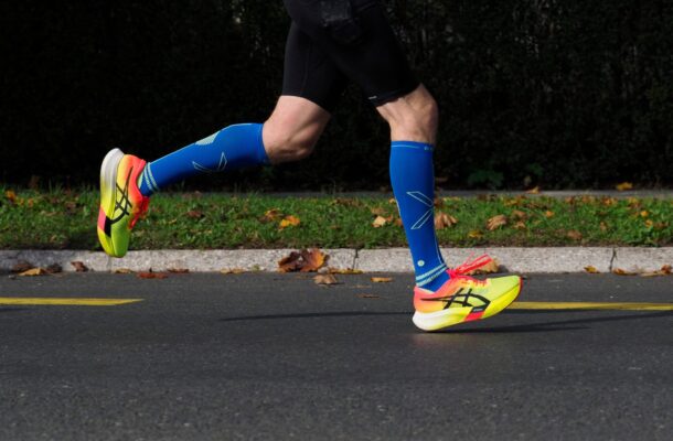 Runner landing on the heel mid-stride, the moment heel and tendon pain tends to flare